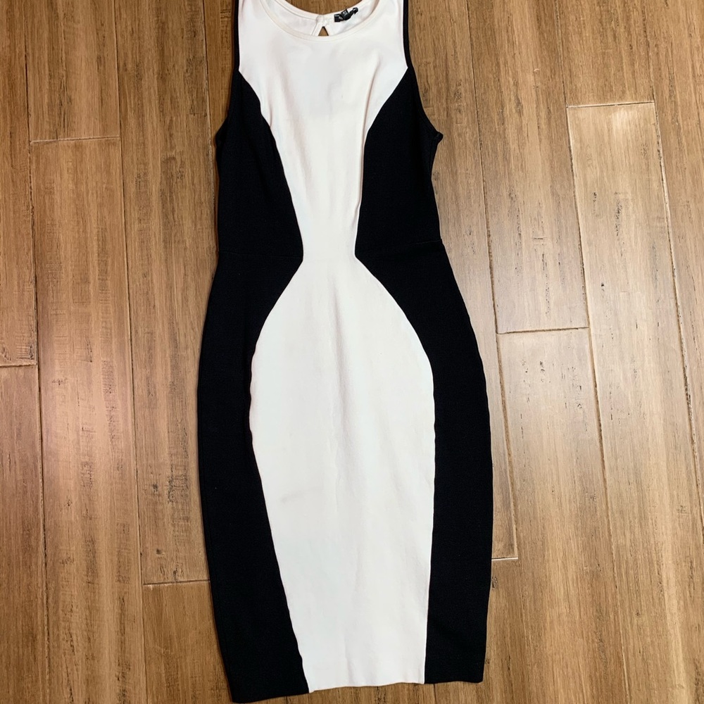 Black & white stretchy geometric print shift dress